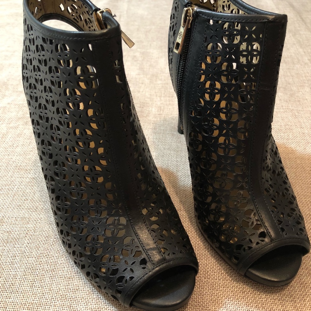 👗Ann Taylor Black Cutout Billie Shoes